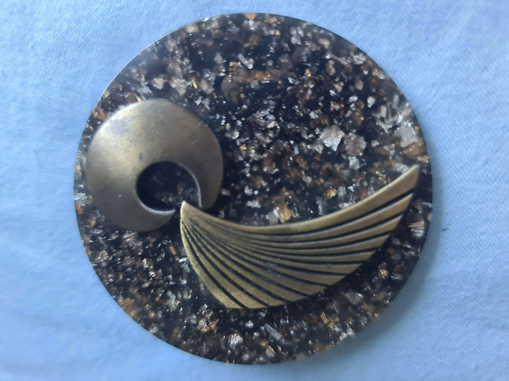 Broches & Aiguilles: Vintage runde Brosche aus Plexiglas & Messing Handarbeit – D'occasion à Münchenbuchsee par babilibern